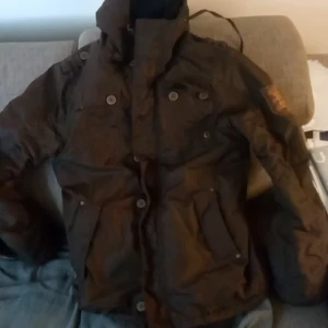 Jätte varm och fodrad vinterjacka  - Dubbel dragkedja och luva som håller dig varm och torr kan tyvärr inte utläsa namnet på tillverkaren men jag vet att ny pris på den var 1300 kr