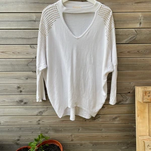 Vit stickad tunika  - En vit tunika med guldpluppar på axlarna. Passar S-M 