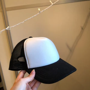 Basis keps - Basis svart vit keps som passar till typ allt. Frakt tillkommer 