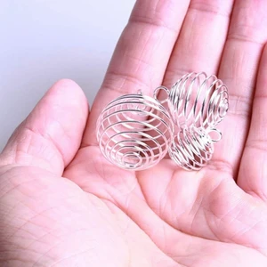 Kristallhänge/kristallbur - Säljer dessa kristallburar i 3 olika storlekar! Den minsta - 10kr, mellan = 15kr, största = 20kr.  Men kan även ha andra grejer i ”buren” och i de större kan flera kristaller få plats samtidigt!  De passar på alla typer av kjedjor och snören✨🌱🌿