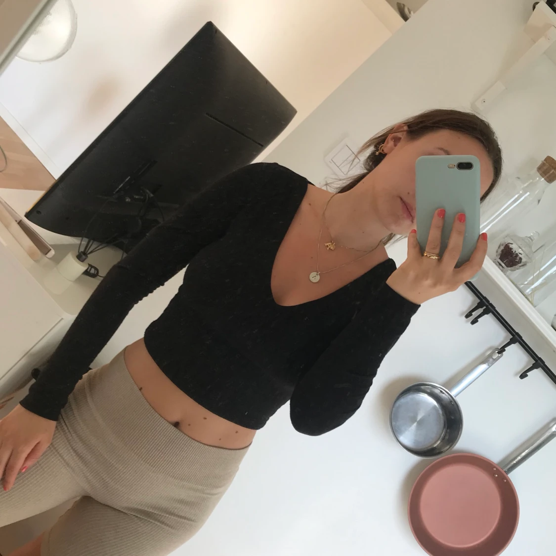 Svart cropad tröja med band i ryggen