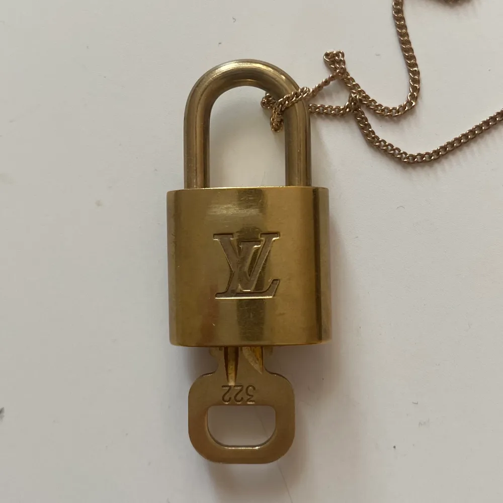 Säljer mitt lås från LV som jag använt som halsband. Jättecoolt att använda som smycke men får ingen användning av det längre ✨ . Accessoarer.