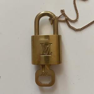 Säljer mitt lås från LV som jag använt som halsband. Jättecoolt att använda som smycke men får ingen användning av det längre ✨ 