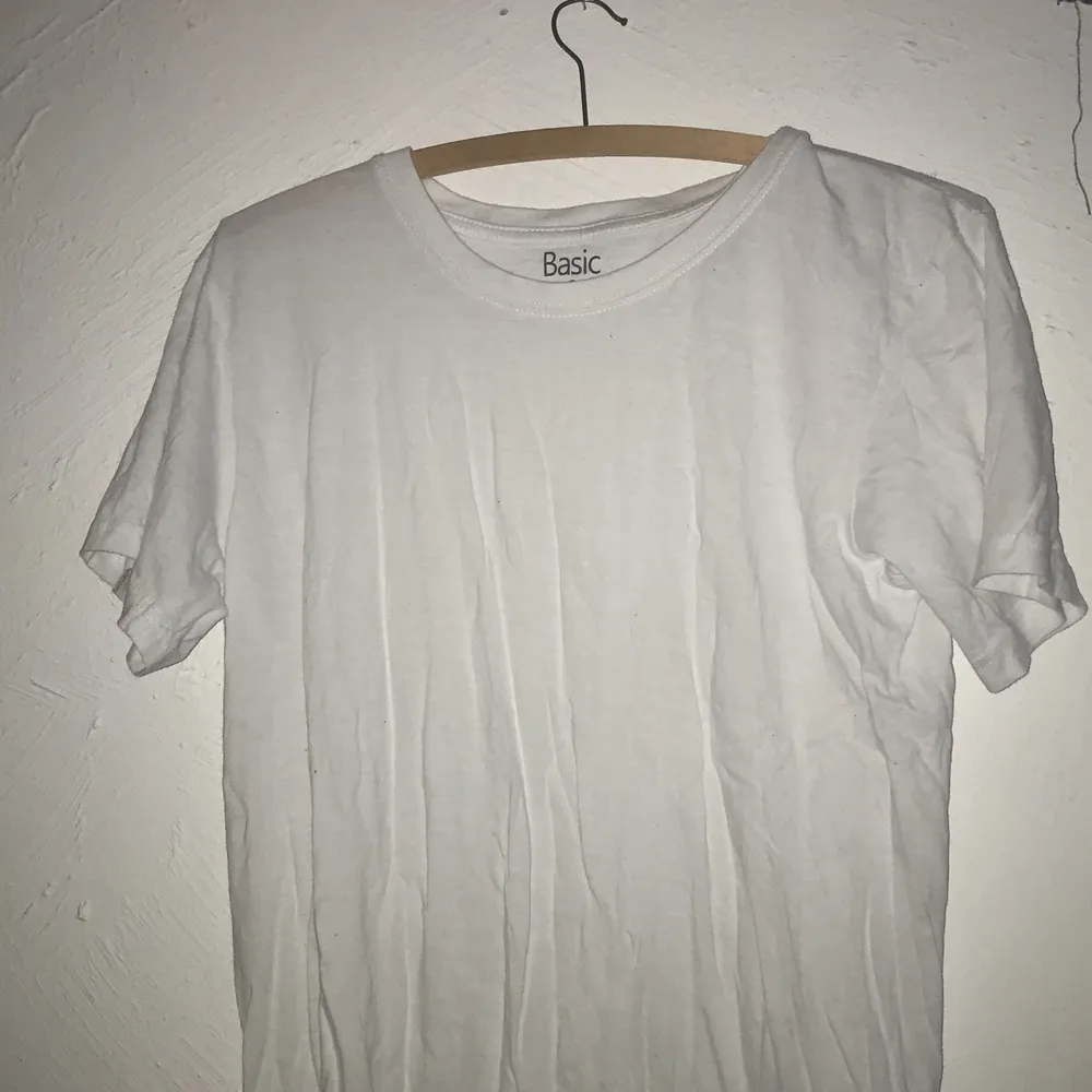 Hel vit t-shirts som ej har kommit till användning dock så har den tvättats och är därför skrynklig. T-shirts.