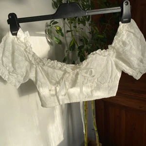 In the style x Dany Dyer | Vit croptop med spets och volanger! - Är normal i passform och i storlek samt är ett fint tillskott till din sommar garderob! Plagget har en gullig design och är oanvänd. 200 kr + frakt! 