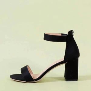 Svarta klackskor - Jättefina svart klackar som passar med allting. Aldrig använd endast testad. Säljer pga fel storlek 