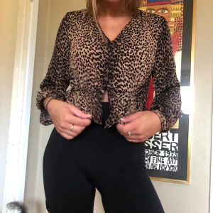 Leo blus  - Super söt leopard blus! 