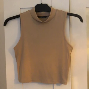 Topp - Jag säljer denna jättefina beigea toppen från Shein, säljer pga att jag har nästan en likadan från Shein. Strl XS.