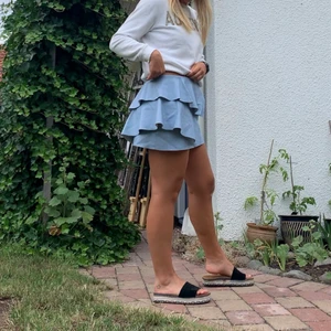 Blå kjol  - Blå skinnkjol från Zara med volang på ena sidan! Fake skinn, mjukt material på insidan, storlek L pga kort i längden