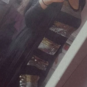 Klänning med mönster  - En fin klänning med guld och silver paljetter👗🛍 och svart tyg 