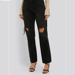Straight jeans nakd - Raka jeans från nakd! Använd fåtal gånger, säljes pga inte min stil. Jättesköna byxor, 150kr exklusive frakt. Storlek 34!🤍