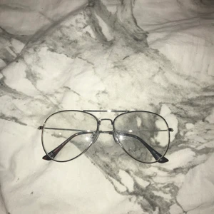Nya glasögon, utan styrka  - Nypris: 99 kr. Mitt pris: 20kr+24kr frakt = 44kr 