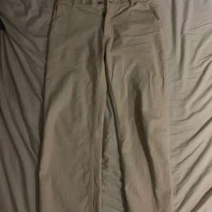 Beigea jeans - Säljer nu mina beigea jeans från de engelska märket Ronning eftersom jag inte använder demlika mycket längre. Är i storlek 32 och sitter bra på mig (180 cm) Byxorna går inte längre att köpa på hemsidan, nypris 900 skriv gärna vid intresse eller funderingar. Köparen står för frakt