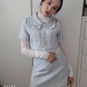 Tweed skirt - Waist 73 cm, hips 103 cm, hem 93 cm, total length 38 cm. Från South korea 100% polyester. Wash care dry clean. Modell är 163 cm, har eu-storlek S. Den är ny, har bara provat och tar foto