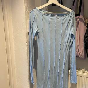 Super fin ljusblå klänning från HANNA SCHÖNBERG X NAKD. Säljer pga förstor!