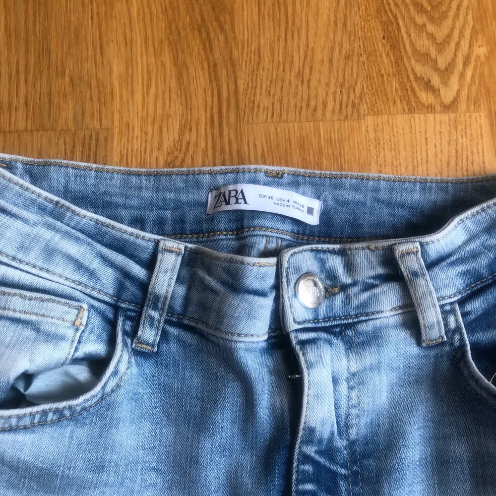 Säljer dessa nya jeans från zara, dem är lite för stora för mig vid rumpan. Annars jätte fina. Använda 2 gånger. Kan mötas i Uppsala eller frakta. Betalas via swish.. Jeans & Byxor.