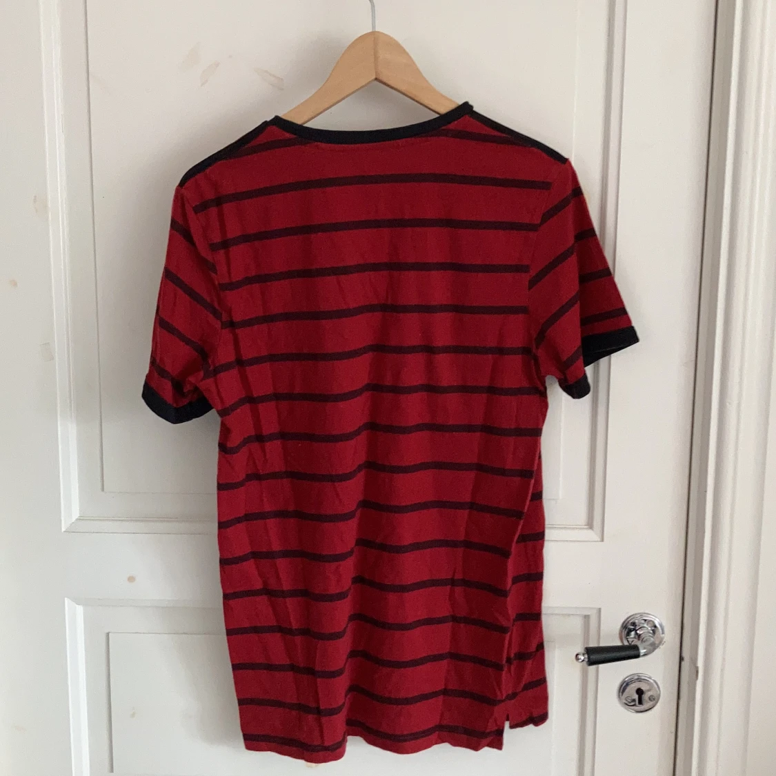 Röd/svartrandig tröja - 90