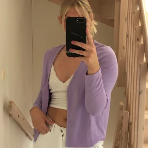 Kofta - En kofta från Hm i storlek M. Den skulle egentligen ha ett band man knyter över börsen men det har jag klippt bort. Köparen står för frakten💖