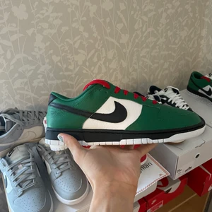 Dunk by you - Säljer Nike dunk by you inspirerad av Heineken dunks. Helt nya och oanvända. Skickas snabb och spårbar. Undrar ni över något? Skriv så svarar jag så fort jag kan 🙂