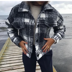 Rutig jacka  - Super fin rutig jacka, onesize , använd ca 3 gånger men i nyskick