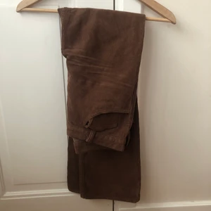 Bruna manchesterbyxor  - Bruna lågmidjade manchesterbyxor från brandy Melville. Använt relativt många gånger. För mått, fler bilder osv skriv gärna till mig!