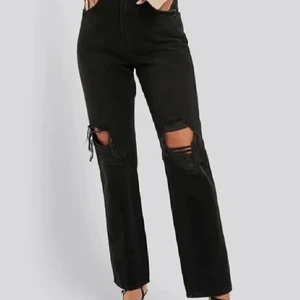 Jeans från NAKD - Storlek 34, för små för mig så därför valde jag att sälja dessa oanvända jeans. Orörda jeans så därför inga skador på jeansen. Frakt kostar extra (66 kr)