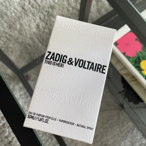 Zadig & Voltaire This is her 50ml - Fick hem denna idag och den var inte i min smak så säljer därför! Har endast sprutat en gång för att få känna på doften så i princip helt oanvänd!! Väldigt enkel och kvinnlig doft som inte är för söt 🤠💕💕 OG pris ca 800kr för 50ml, jag säljer för 450kr men kan diskutera pris :P