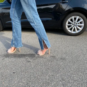  klackar💕 - Finaste klackarna som tyvärr är för små för mig! Köpta här på Plick av en tjej som använt de en gång jag själv har bara testat dom💖 super söta och passar till klänning men även jeans! Strl 37 och 150 kr exkl frakt💖 har liten missfärgning på baksidan, skriv för fler bilder!