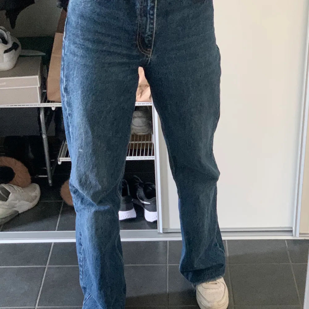 Fina slutsålda jeans från zara storlek 36. Priset kan såklart diskuteras vid snabb affär . Jeans & Byxor.