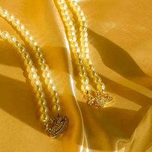 Pearl planet Halsband  - RESTOCK på pearl planet Halsband, FINNS 4/80ST I LAGER.  95kr/st finns i både silver och guld, frakt 15kr. Jag skickar bild på paketet direkt efter betalning och packningen. Om ni vill att jag filma in en  packning video på era order på tiktok säg till gärna. Skriv privat i chatten vid frågor. GULD SLUTSÅLD, 3 SILVER KVAR ‼️❗