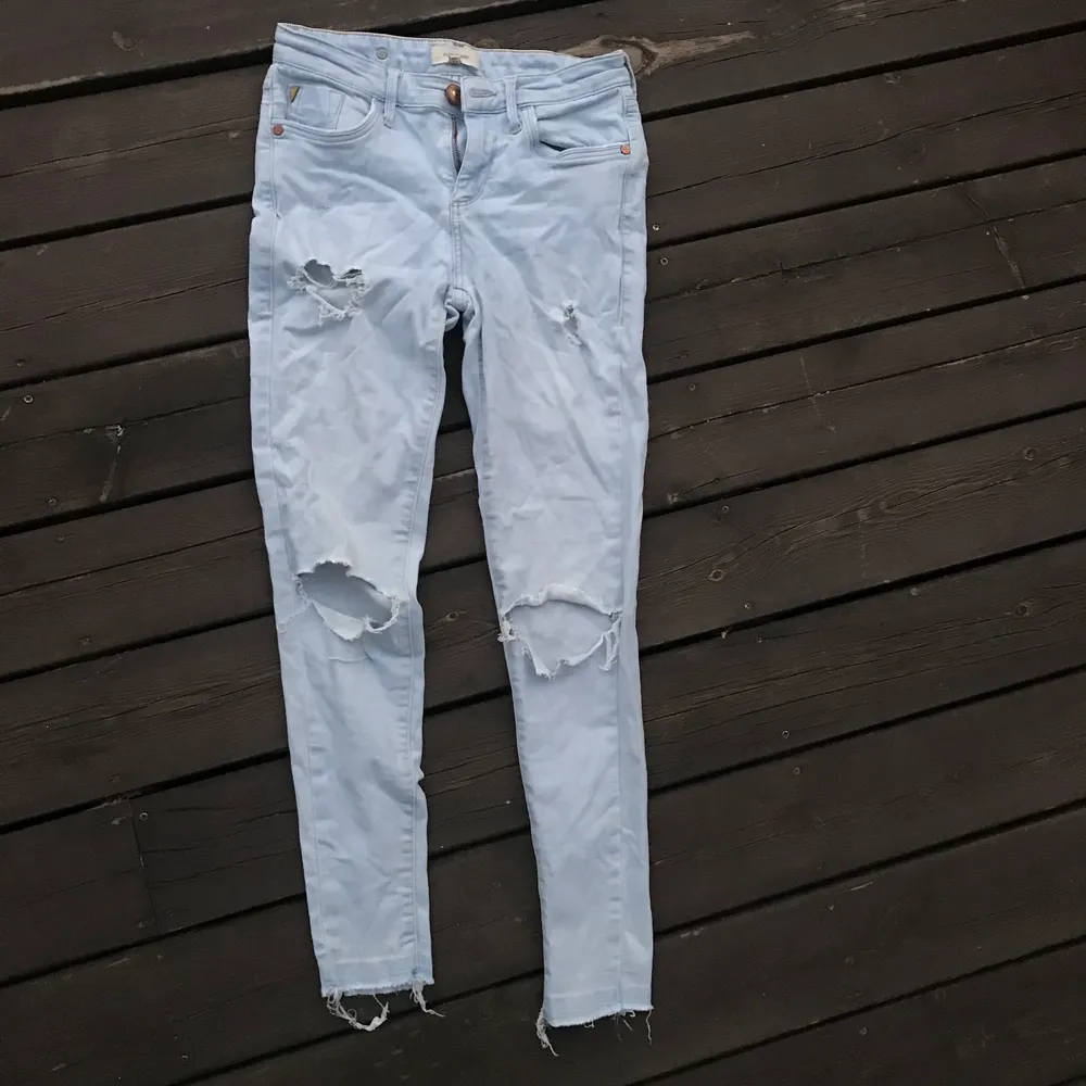 Ljusblå jeans från River Island med slitningar💕 Medelhög midja, stl XS. Fint skick💕. Jeans & Byxor.