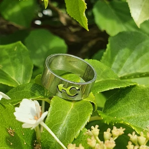 Man ring av rostfritt stål. Storlek 18 - silver ring av rostfritt stål. Man symbol print. Inre diameter 15,5 mm. Gord av stål så kommer inte färga av