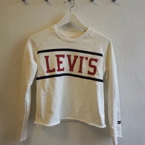 Levis tjocktröja - oanvänd  - Levis tjocktröja i vit/creme färgad. Rough kanter. Storlek S
