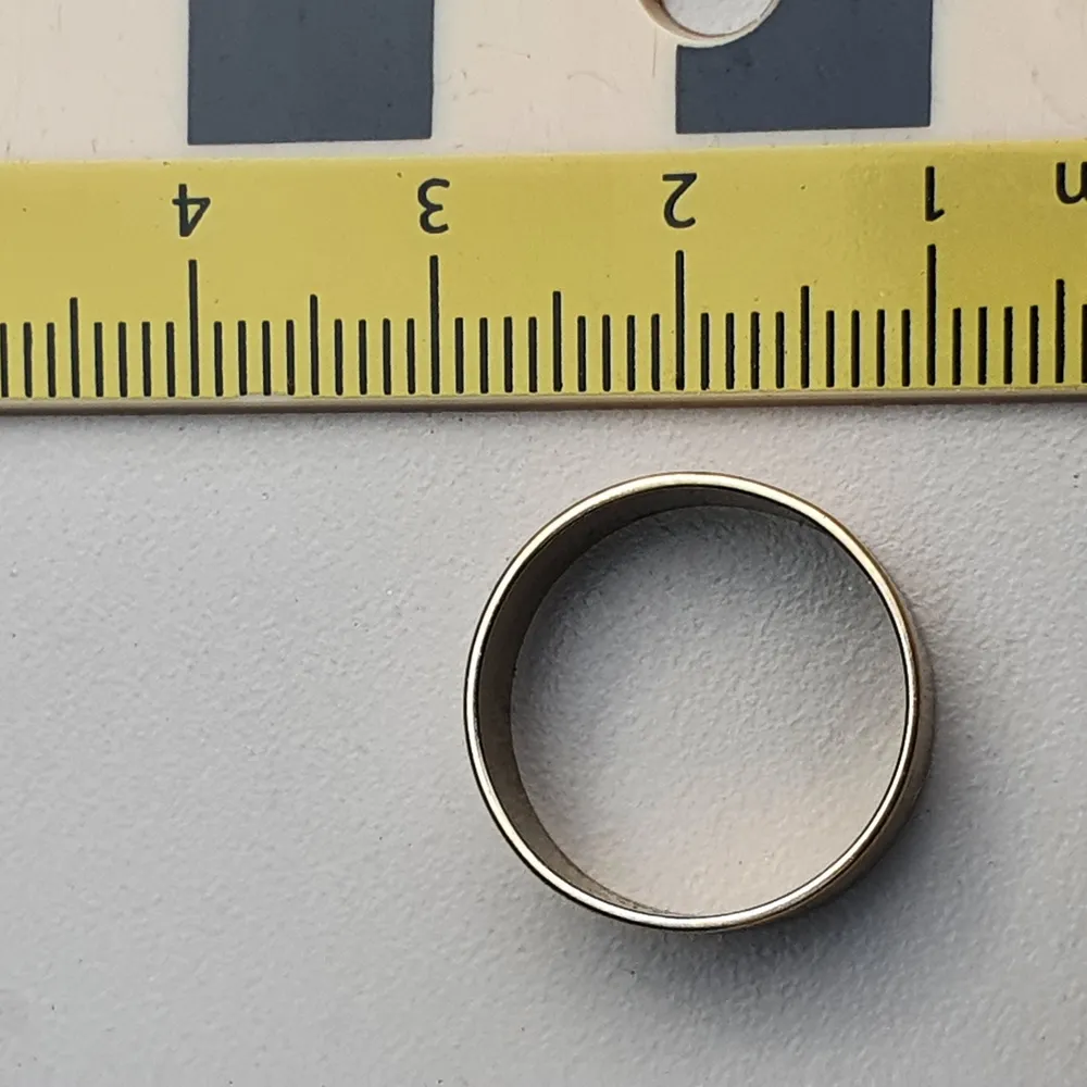 Guld ring av rostfritt stål. Hjärt print. Inre diameter 14 mm. Gord av stål så kommer inte färga av. Accessoarer.