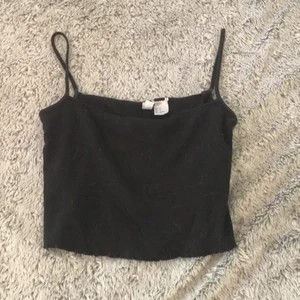 Svart linne - Ett jätte fint basic svart linne som jag ej andvänder 