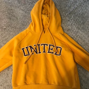 En jätte fin orange UNITED hoodie - Jätte fin hoodie nästan oandvänd har ett litet hål men syns knappt