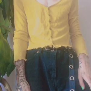 Långärmad topp med knappar  - Långärmad topp med knappar från HM! Storlek M. Aldrig använd, prislappen sitter kvar. OBS Scrolla för bättre bild av färgen! 30kr plus frakt! 