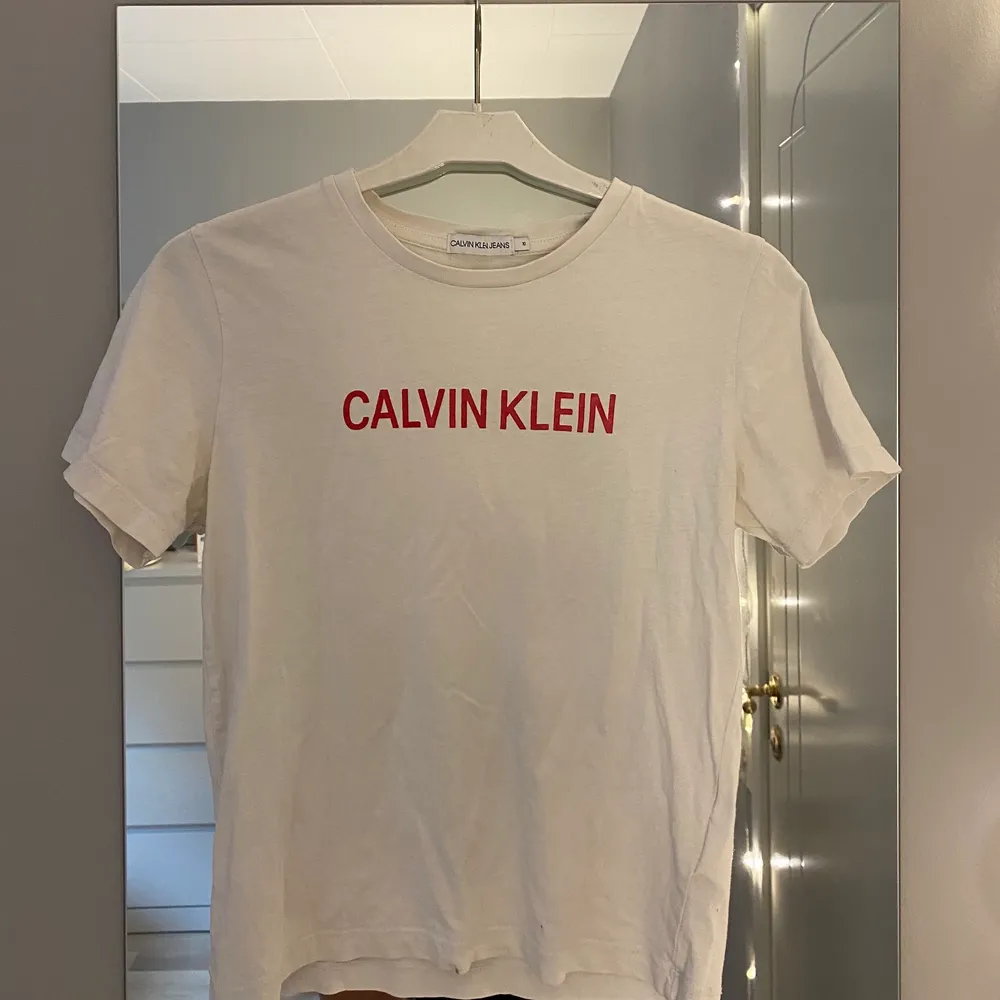 söt calvin klein tröja 🙌🏼 köpte på kidsbrandatore, då kosta den 300kr. den är i storlek 10 men passar folk med xs-s 💞. T-shirts.