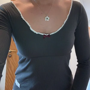 Odd Molly Rib Jearsey 1/s Top - Odd Molly Rib Jearsey 1/s Top, storlek 0 (xs). Köpt för flera år sedan och är i nyskick då jag endast använt den någon enstaka gång. Kan mötas upp i Helsingborg eller postas. Äkthetsbevis medföljer (kvitto på köpet). 