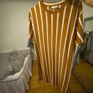 Malene Birger klänning - Svincool klänning, går ner till knäna på mig som är 1.64. Storleken passar allt från S-L. Har små trådar som gått upp men inget som man ser tydligt