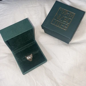 Maria nilsdotter ring - Säljer denna ring som tyvärr inte kommit till så mycket användning även fast jag tycker om den väldigt mycket. Fick den för något år sedan och den är använd väldigt få gånger!  Båda lådor är kvar och följer med. Köptes för ungefär 4600. Ringen finns inte kvar i butik!!