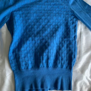 Blå tröja med trekvarts armar, str S - Knappt använd. 3/4 armar