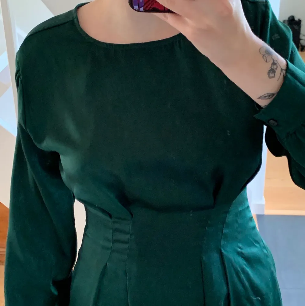 Säljer min supergulliga smaragdgröna klänning ifrån gina, då den inte kommer till användning! Använt den två jular i rad, men den passar även till andra tillfällen💘 Storlek S, men passar även mig som har storlek S-M!!! Frakt tillkommer🍒✨. Klänningar.