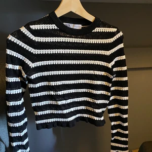 Tröja från Zara - Superfin och trendig tröja från Zara i Storlek S.              Använd en gång så den är i superfint skick!                      Säljer den pågrund av att den är för liten för mig!