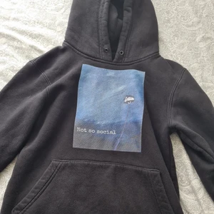 The Cool Elephant hoodie - En snygg hoodie från The Cool Elephant som nu kostar cirka 600 kronor på deras hemsida.😍 Jag tog bort snöret i huvan! Säljer den för att jag inte använder den längre.