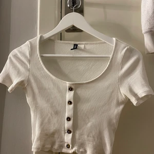 Vit topp med knappar  - Vit topp med bruna knappar o bra skick 