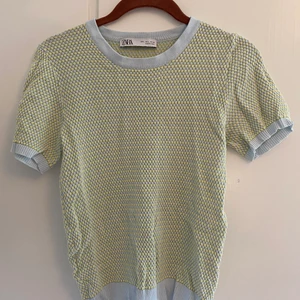 Zara topp - Jätte fin zara top som ser ut som ny. Säljer pga att jag knappt använder längre:( Köparen står för frakt. Pris kan diskuteras<3, kom priv för fler bilder. Storlek L men passar mig som har s-m ( väldigtstretchig) 