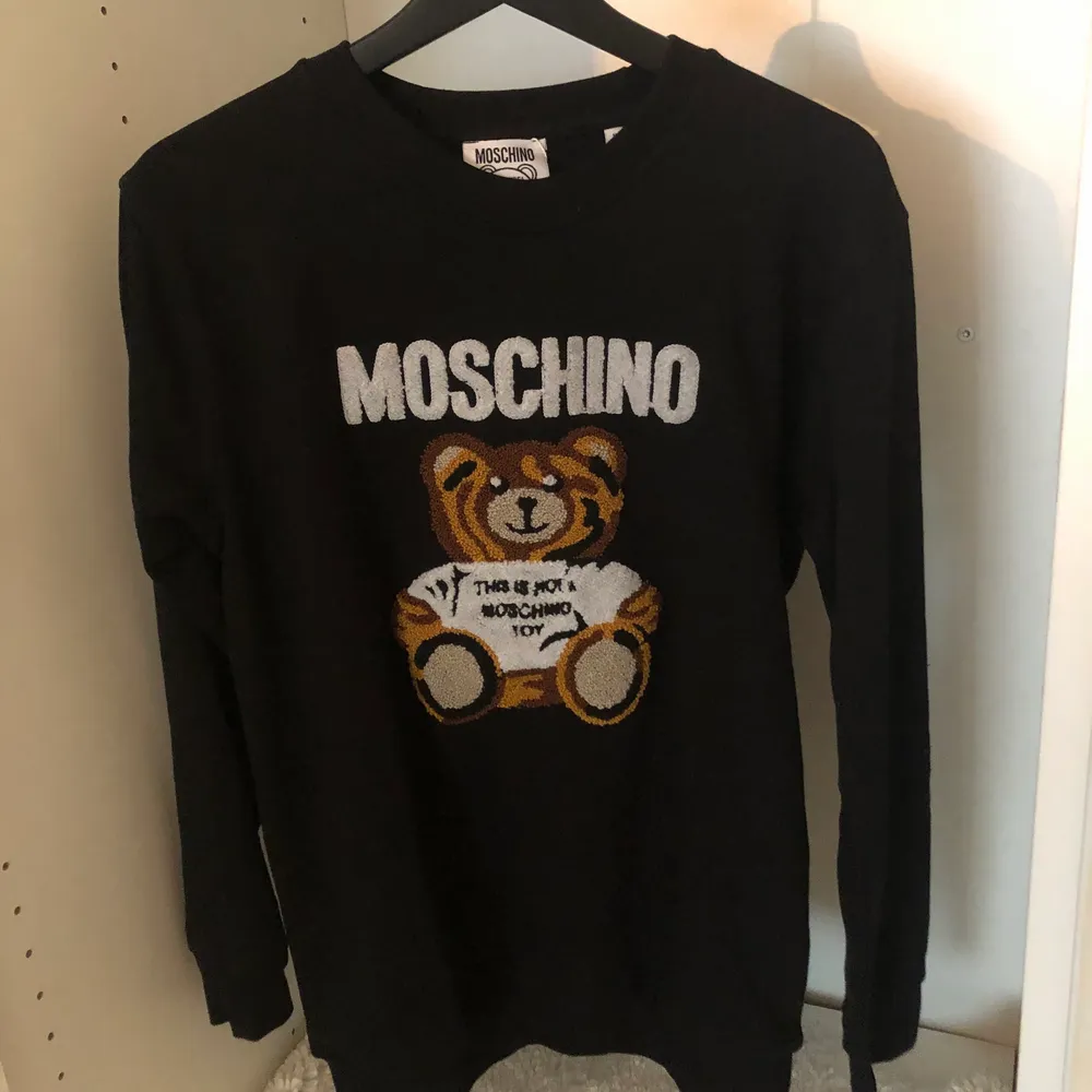 Moschino tröja oanvänd storlek M. Tröjor & Koftor.