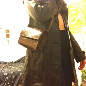 Rödvin axelremsväska  - Axelremsväska i rödvin färg, använd fåtal gånger, som i helt nytt skick. ✨✨