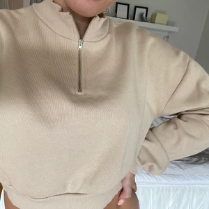 Croppad tröja - Beige croppad tröja från Nelly, storlek L men funkar S/M också beroende hur man vill att den sitter💘 köparen står för frakt!